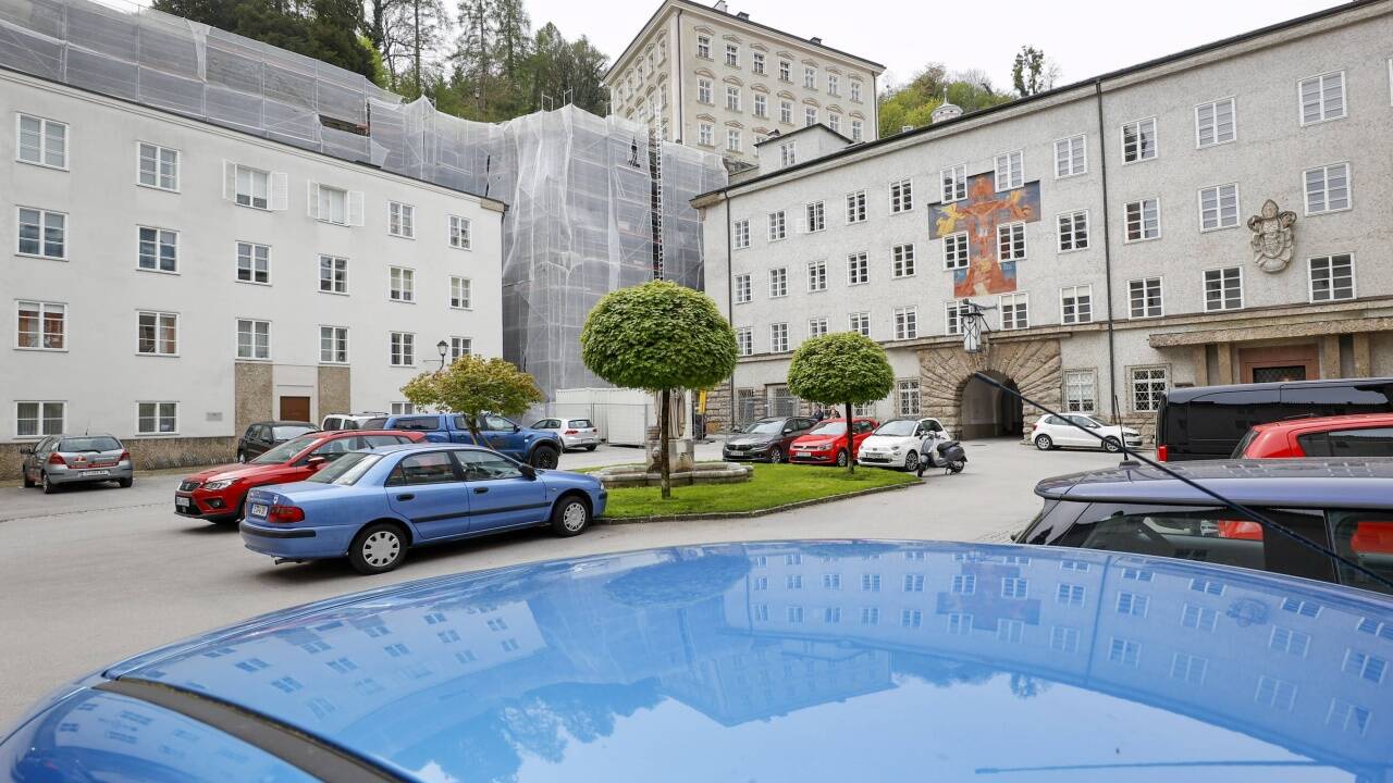 Die Innenhöfe von St. Peter sind mit Autos zugeparkt. Sie sollen nach dem geplanten Ausbau in der Mönchsberggarage verschwinden. 2008 war eine Privatgarage für St. Peter geplant.  
