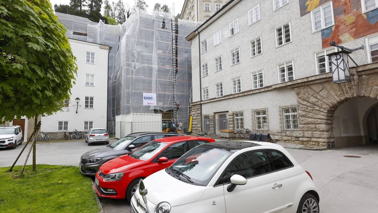 Die Innenhöfe von St. Peter sind mit Autos zugeparkt. Sie sollen nach dem geplanten Ausbau in der Mönchsberggarage verschwinden. 2008 war eine Privatgarage für St. Peter geplant.  