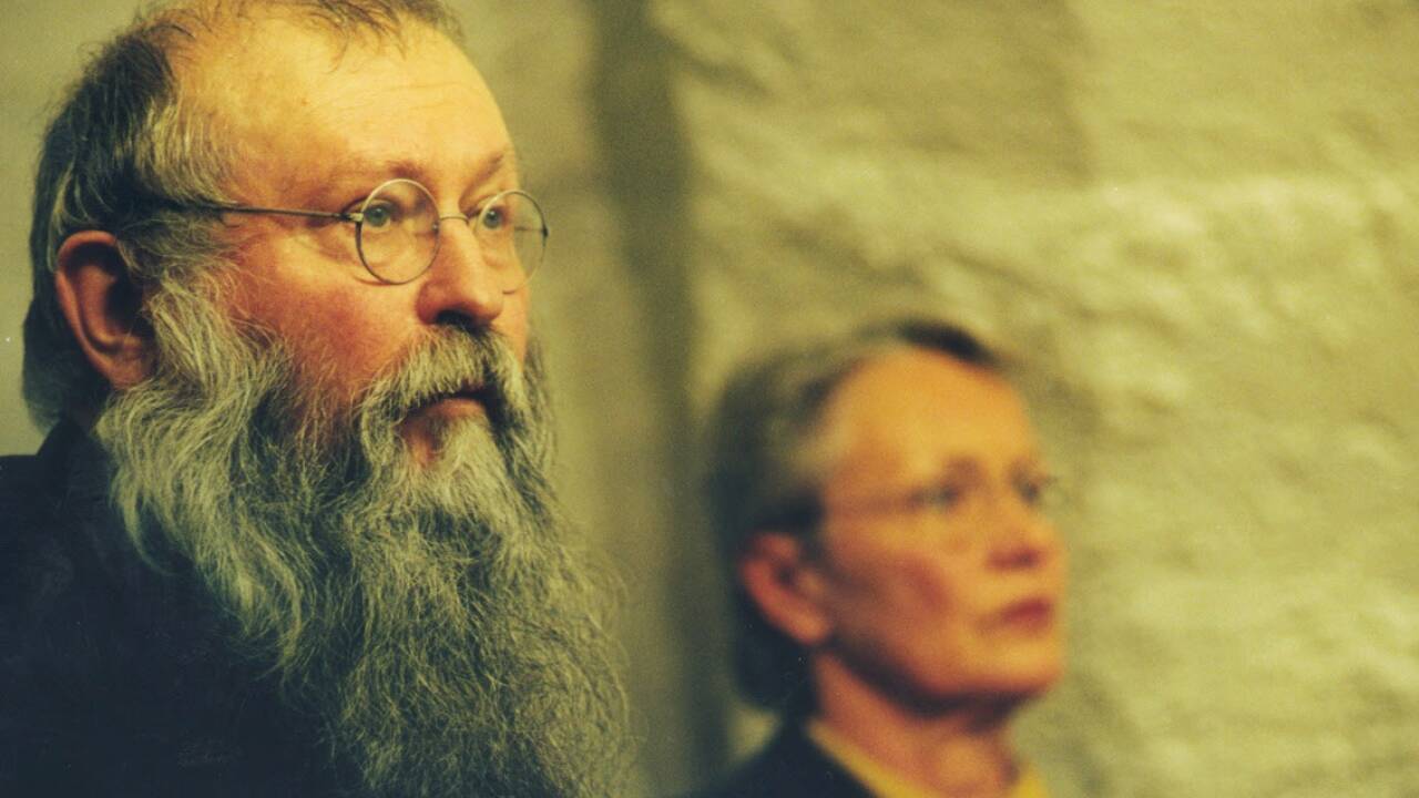 Hermann Nitsch und die Zeller Galeristin Erni Gadenstätter bei einer Vernissage im November 1998.  