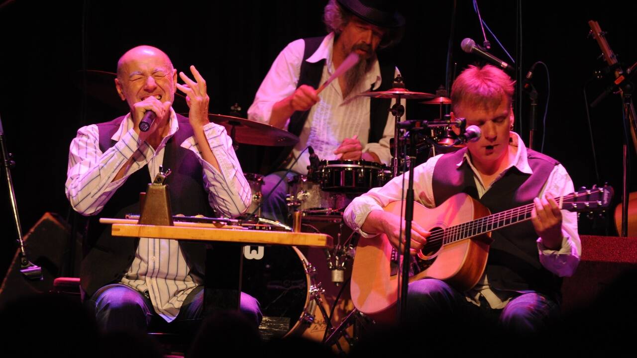 Heimatbasis Salzburg und Hohe Tauern: Peter Angerer, Willi Resetarits und Stefan Schubert bei einem Stubnblues-Auftritt in der ARGEkultur im Jahr 2009.  Heimatbasis Salzburg und Hohe Tauern: Peter Angerer, Willi Resetarits und Stefan Schubert bei einem Stubnblues-Auftritt in der ARGEkultur im Jahr 2009.