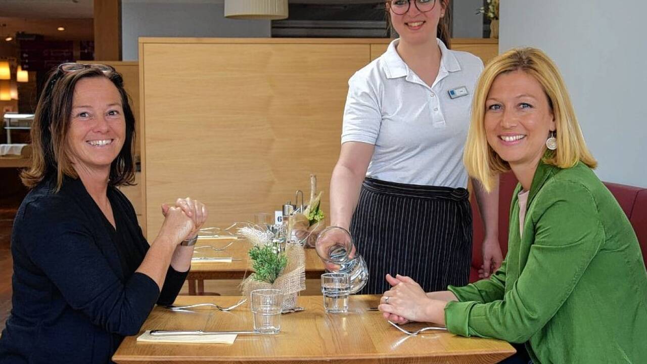 Auch Alexandra Wagner, Anita Volleritsch und Sylvia Gruber (v. l.) vom Medizinischen Zentrum Bad Vigaun sind bei der Langen Nacht der Lehre dabei. Auch Alexandra Wagner, Anita Volleritsch und Sylvia Gruber (v. l.) vom Medizinischen Zentrum Bad Vigaun sind bei der Langen Nacht der Lehre dabei.