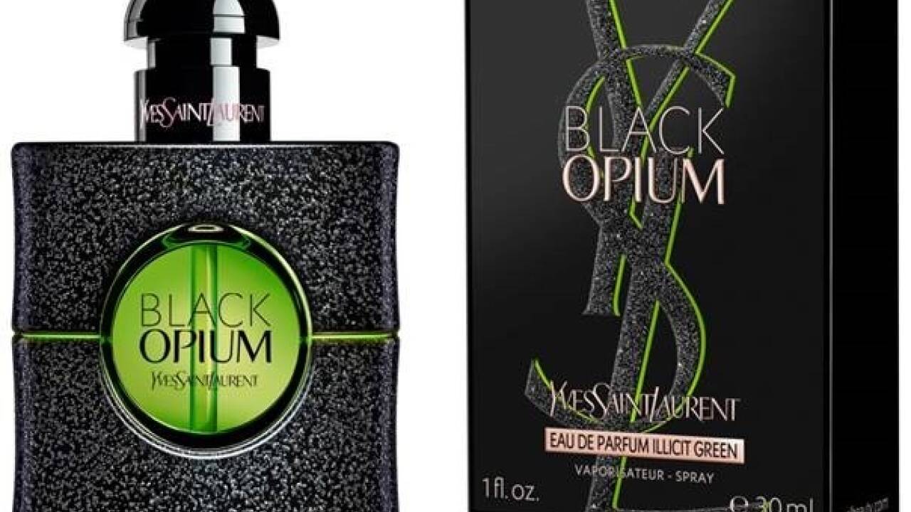 Für Black Opium Eau de Parfum Illicit Green von YSL wurde der blumige Kaffee-Akkord mit einer kraftvollen Infusion aus grüner Mandarine, Feigenblatt- und Feigenfrucht-Akkorden kombiniert, um die Aura eines raffinierten Cocktails entstehen zu lassen.  