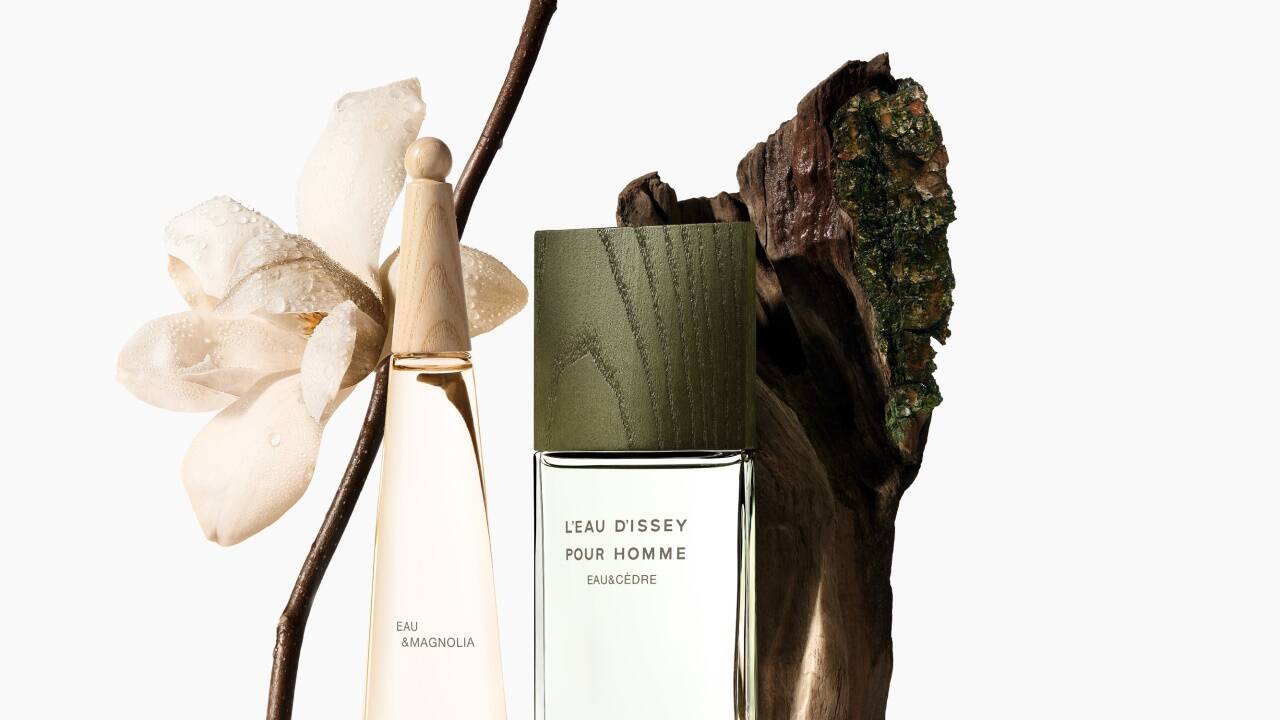 Vor 30 Jahren hat Issey Miyake L’eau d’Issey, die duftende Verkörperung eines Wassertropfens auf der Haut, auf den Markt gebracht. 2022 kommen mit L’Eau d’Issey Eau & Magnolia und L’Eau d’Issey pour Homme & Cèdre neue Varianten dazu.  