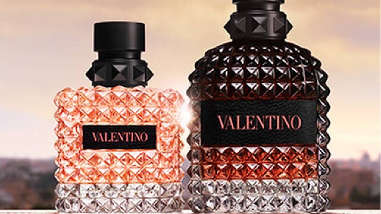 Born in Roma Coral Fantasy von Valentino: Der Damenduft ist eine fruchtig-blumige Kreation mit Orangenessenz, Jasmin, Ambrette, Zedernholz und Moschus. Der Herrenduft präsentiert sich als orientalisch-fruchtiges Dufterlebnis mit Bergamotte, Kardamom, Apfel, Salbei, Lavandin, Tabak und Patschuli. 