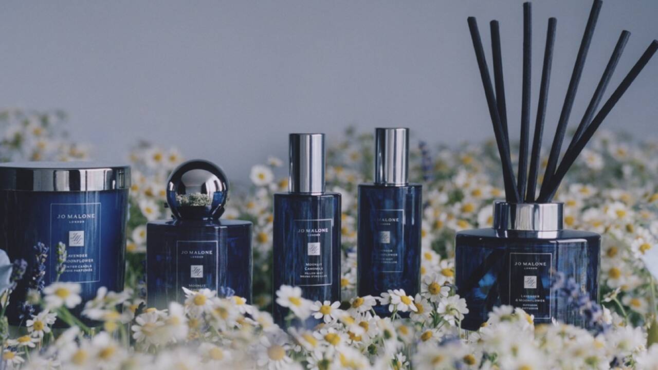 Die Düfte Lavender & Moonflower und Moonlit Camomile sind gedacht für den Übergang vom Tag zur Nacht und stehen im Mittelpunkt der Night Collection von Jo Malone London. Exklusiv bei Douglas. 