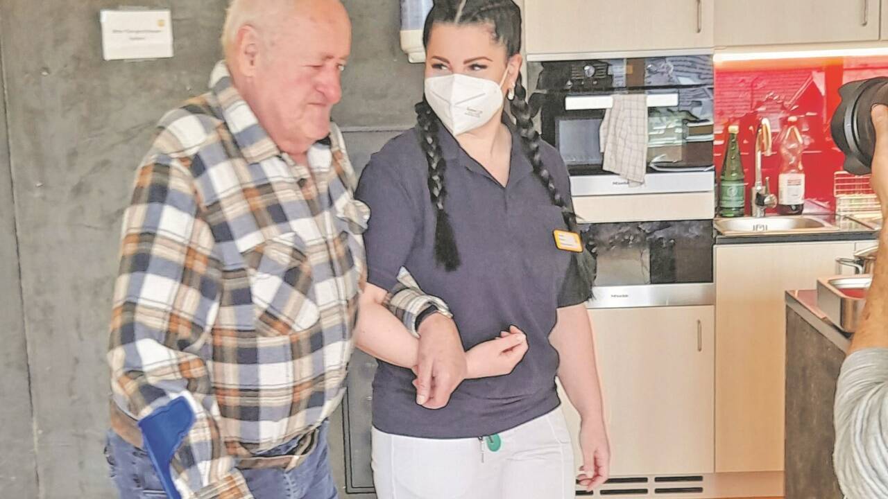 Die Pflege, eine oft fordernde, aber sinnvolle Arbeit.  Die Pflege, eine oft fordernde, aber sinnvolle Arbeit.