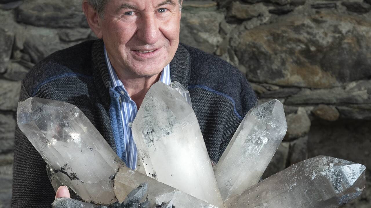 Erwin Burgsteiner mit einem Bergkristall aus Rauris. 