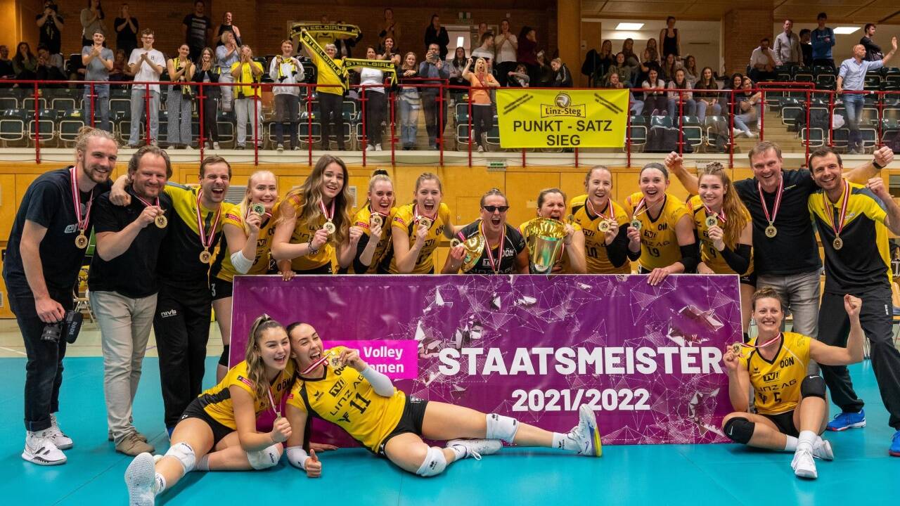 Jubel bei Linz-Steg um Trainer Roland Schwab (r.) 