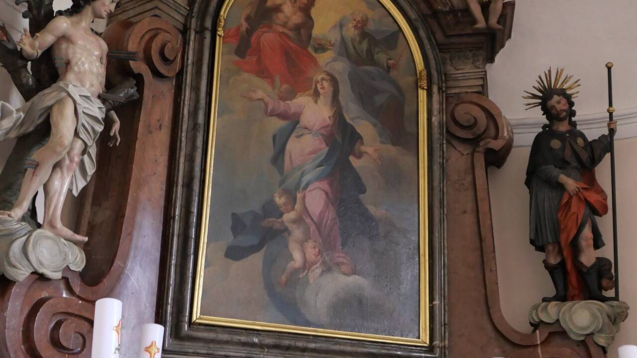 Der Altar ist ein prächtiges marmornes Werk. 