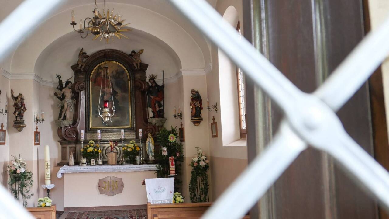 Blick in die Dreifaltigkeitskapelle durch das Eingangsgitter.  