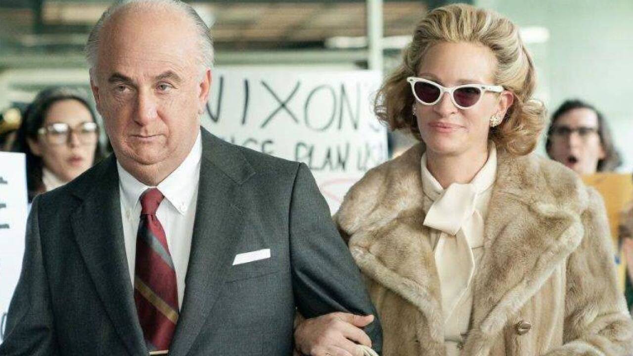 Sean Penn (er ist es wirklich!) und Julia Roberts als Ehepaar Mitchell in „Gaslit“. Sean Penn (er ist es wirklich!) und Julia Roberts als Ehepaar Mitchell in „Gaslit“.