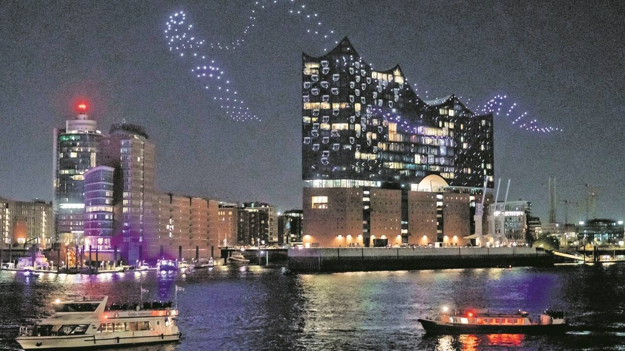 Leuchtende Drohnen-Choreografie vor der Elbphilharmonie: „Breaking Waves“ hatte in Hamburg seine Uraufführung. Dann kam es zum Eklat.  