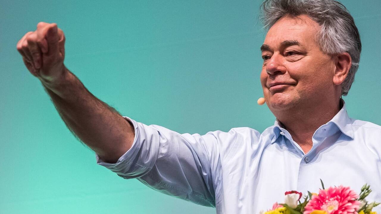 Werner Kogler wurde mit 96,4 Prozent wieder zum Bundessprecher der Grünen gewählt.  