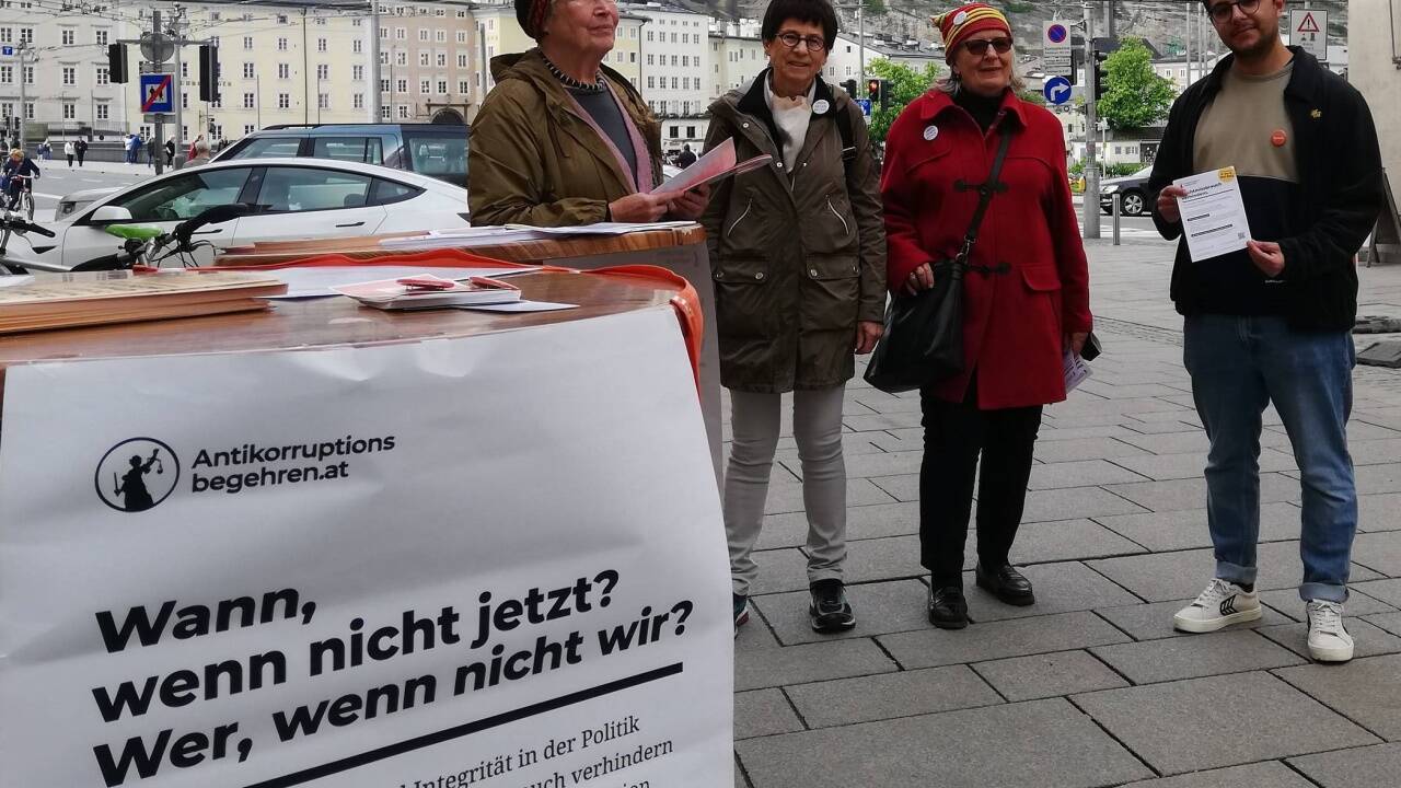 Gertraud Migsch, Anneliese Fartacek, Traude Probst und Christian Haslinger engagieren sich für das Antikorruptionsvolksbegehren. 