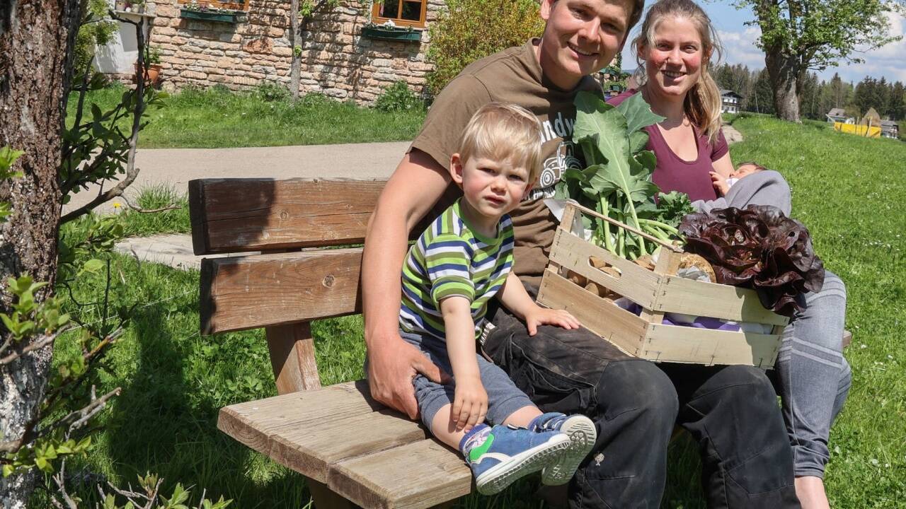 Stefanie und Peter Forsthuber mit ihren Kindern, dem eineinhalbjährigen Peter und der wenige Tage alten Emilia Maria, auf dem Hof Almannsgrub.  
