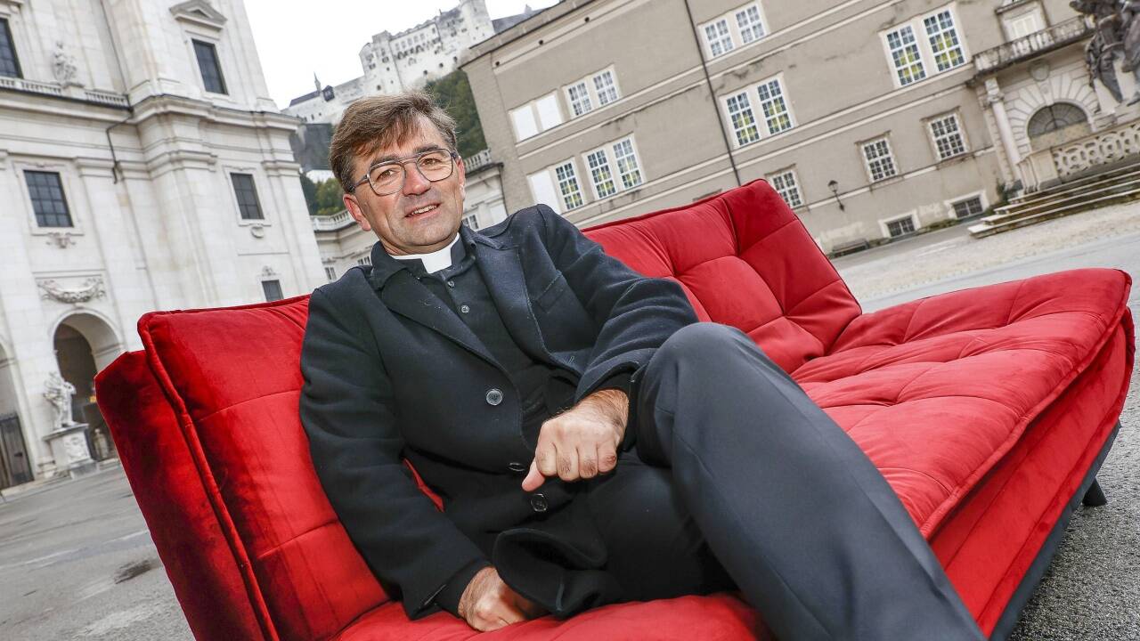 Die rote Couch ist zum Markenzeichen von Ernst Wageneder geworden. Die rote Couch ist zum Markenzeichen von Ernst Wageneder geworden.