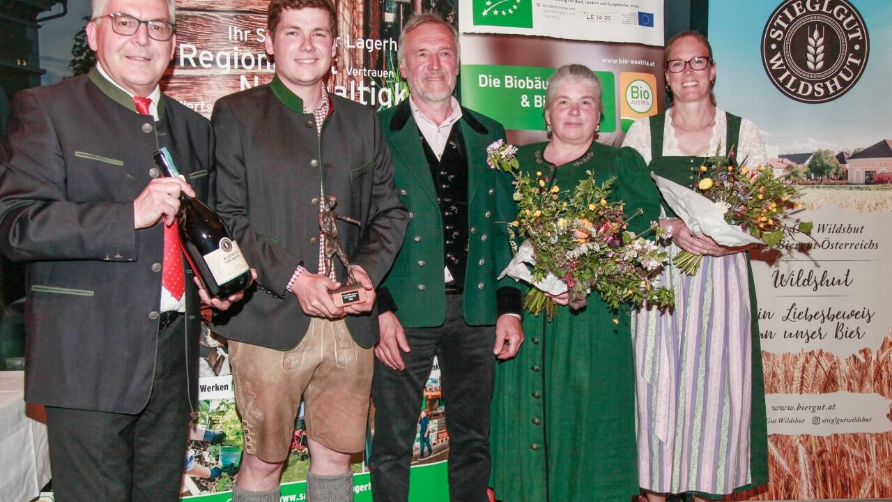 Landesrat Josef Schwaiger (li.) und Bio Austria Salzburg-Obfrau Ulrike Gangl (re.) überreichten den Bio Award am Dienstagabend an Peter Forsthuber und seine Eltern Otto und Maria Forsthuber. 