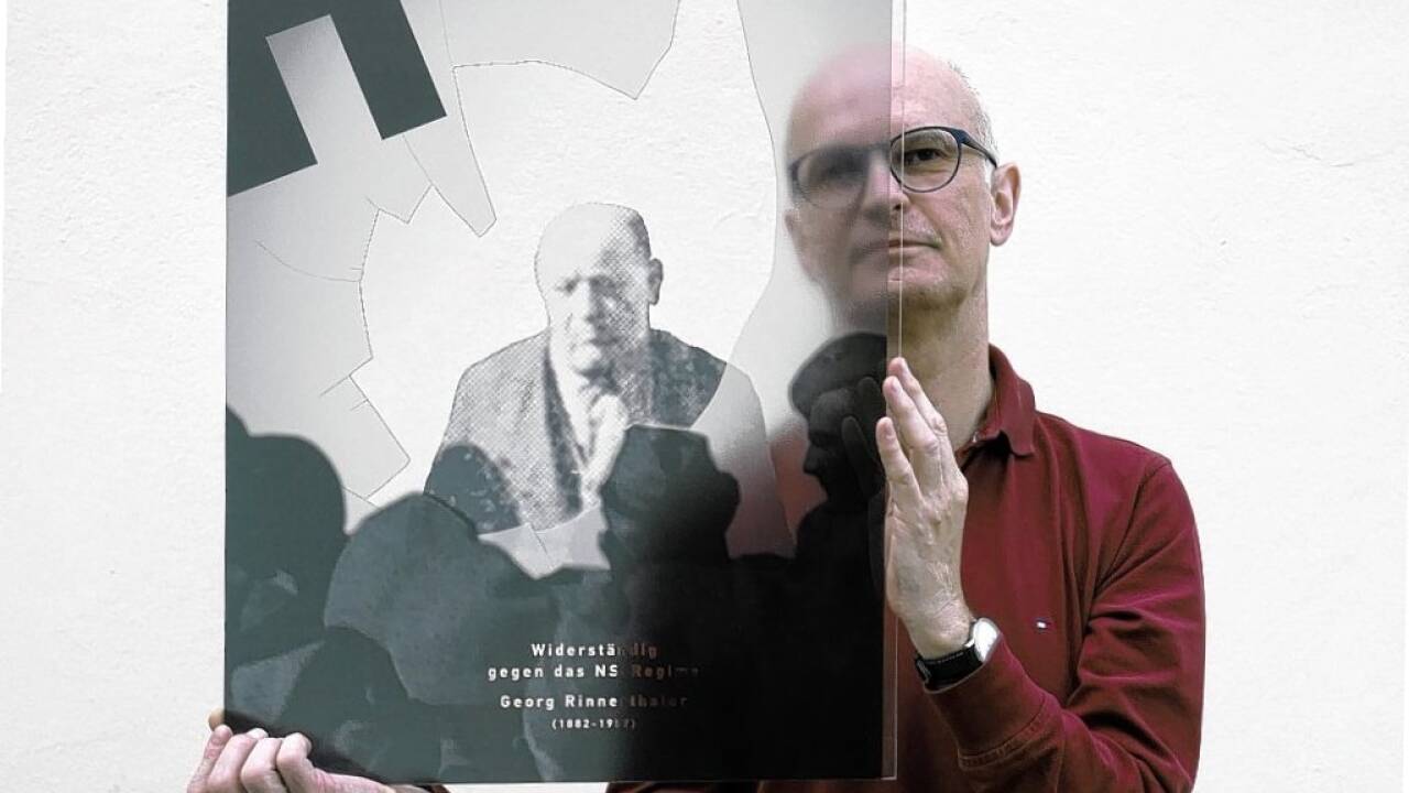 Bernhard Gwiggner mit dem Hauptmotiv seines Projektes „Einwurf“. Bernhard Gwiggner mit dem Hauptmotiv seines Projektes „Einwurf“.