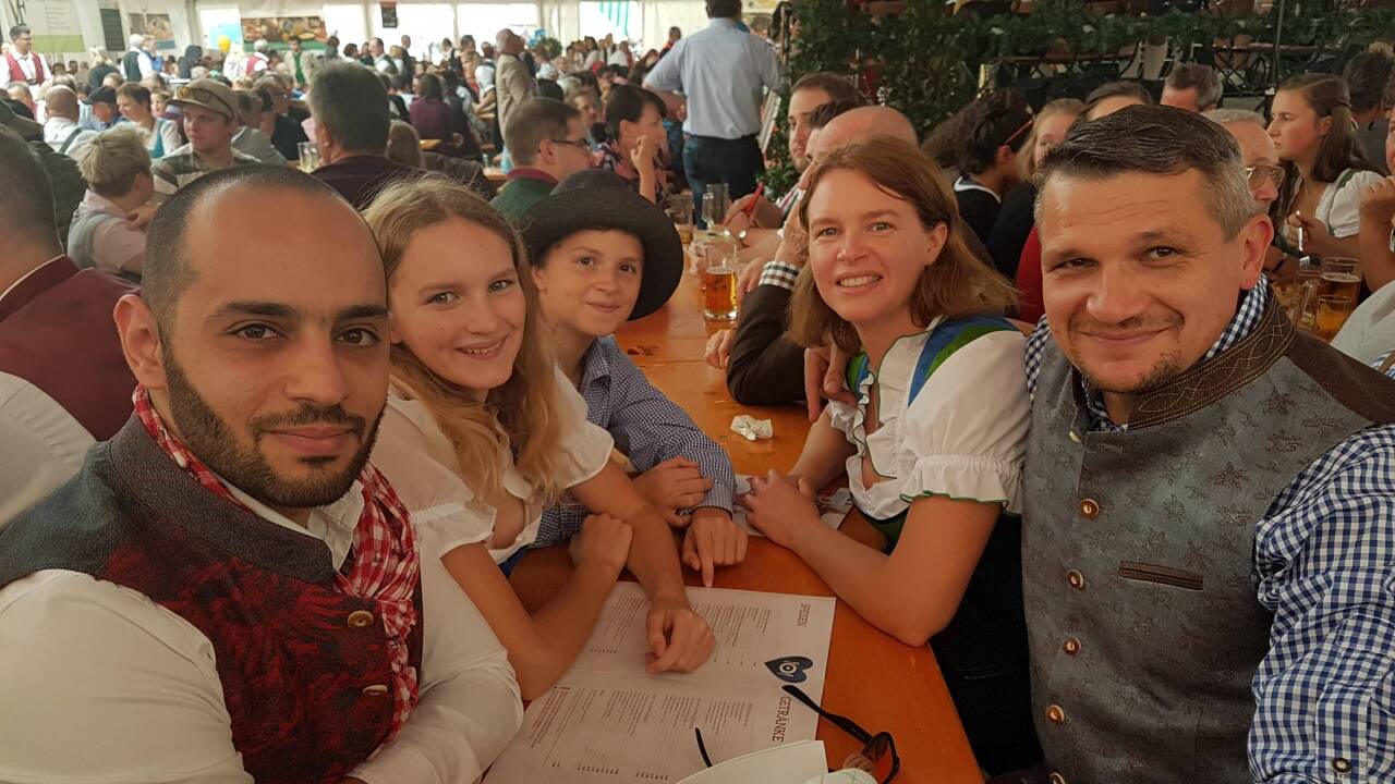 Familie Hingsamer mit Valentin auf dem Rupertikirtag. Das Foto stammt aus dem September 2019. Damals hieß Valentin noch Mawiead.   Familie Hingsamer mit Valentin auf dem Rupertikirtag. Das Foto stammt aus dem September 2019. Damals hieß Valentin noch Mawiead.