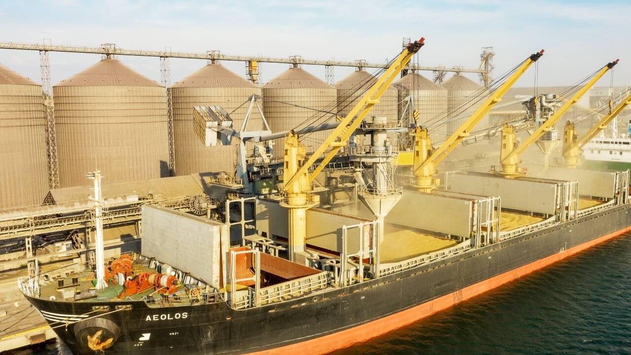 Im Hafen von Odessa wurden Frachtschiffe beladen, mit je an die 70.000 Tonnen Getreide. Im Hafen von Odessa wurden Frachtschiffe beladen, mit je an die 70.000 Tonnen Getreide.