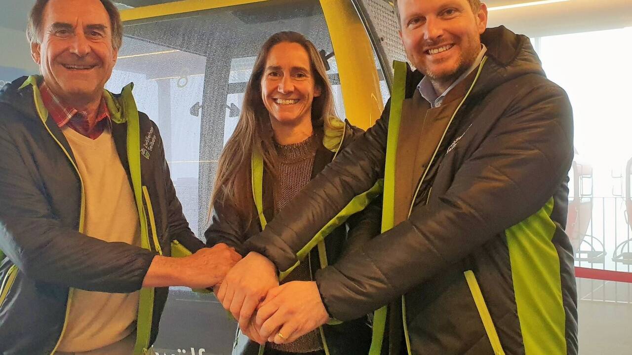 Mario Stedile- Foradori, Tochter Simona und Arthur Moser, der neue Geschäftsführer der Zwölferhornseilbahn (von links). Mario Stedile- Foradori, Tochter Simona und Arthur Moser, der neue Geschäftsführer der Zwölferhornseilbahn (von links).