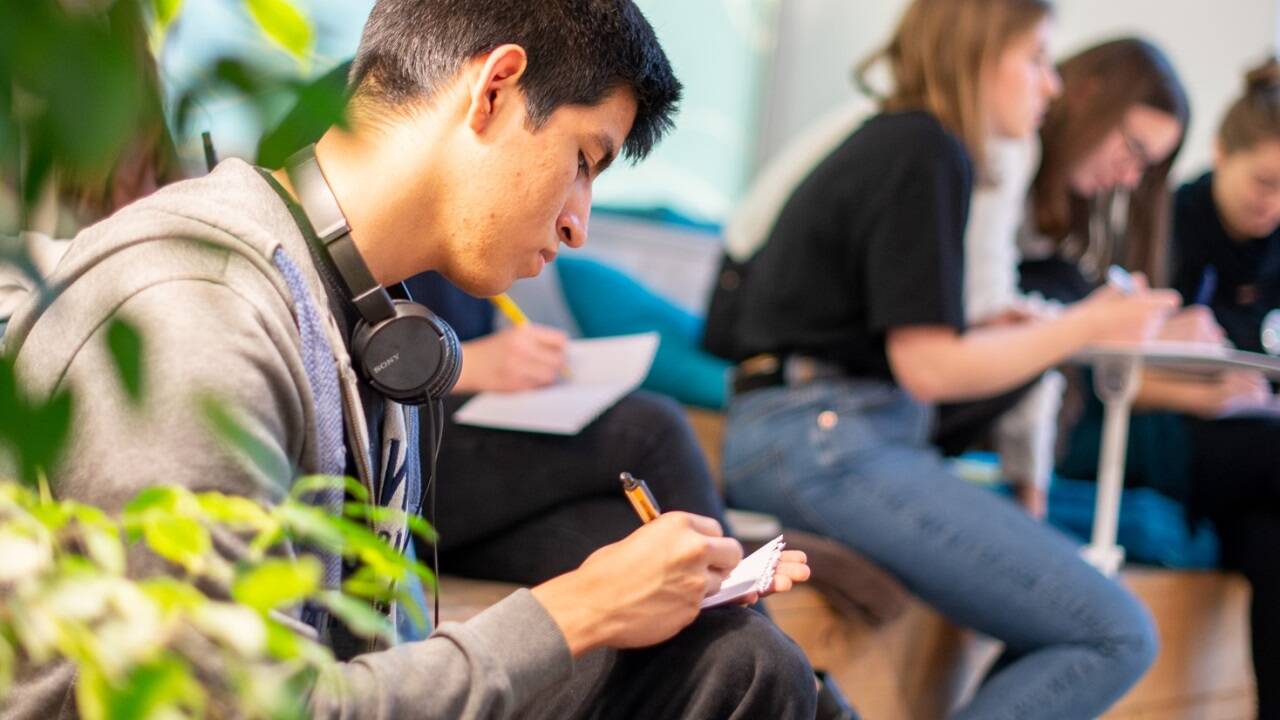 Die Arbeitswelt ist ein Bereich, der die Jugendlichen interessiert.  Die Arbeitswelt ist ein Bereich, der die Jugendlichen interessiert.