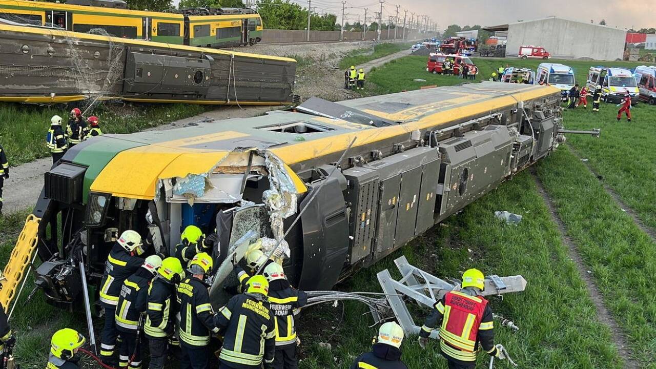 Großeinsatz der Rettungskräfte nach dem Zugsunglück.  Großeinsatz der Rettungskräfte nach dem Zugsunglück.