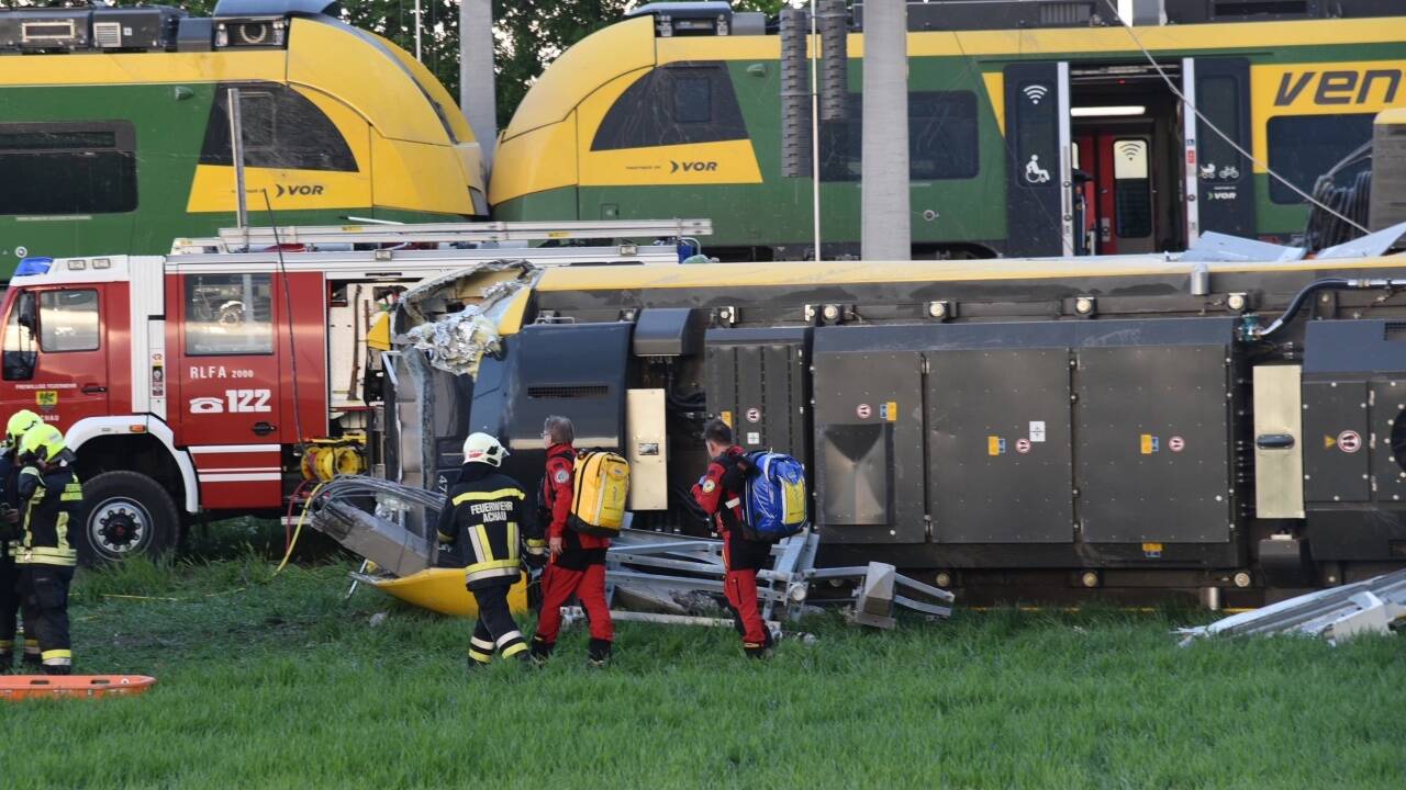 Großeinsatz der Rettungskräfte nach dem Zugsunglück.  Großeinsatz der Rettungskräfte nach dem Zugsunglück.