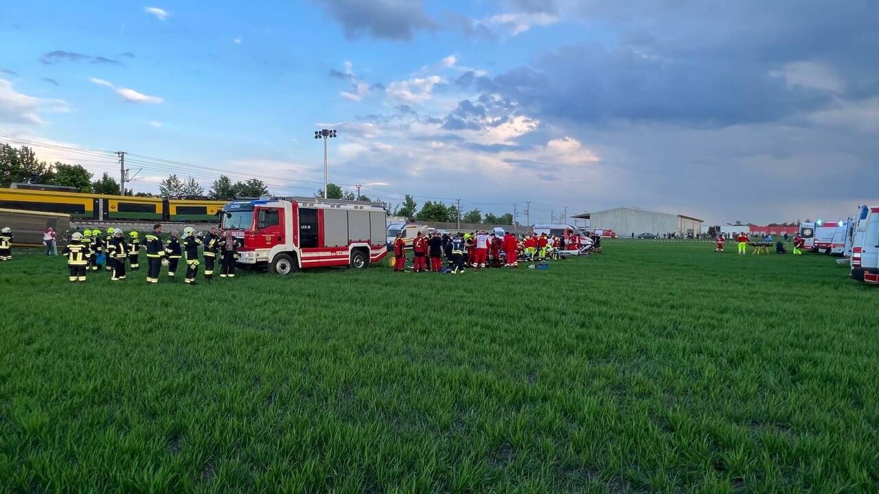 Großeinsatz der Rettungskräfte nach dem Zugsunglück.  Großeinsatz der Rettungskräfte nach dem Zugsunglück.