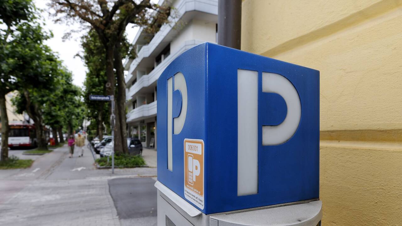 Der erste Teil der geplanten flächendeckenden Parkraumbewirtschaftung in der Stadt Salzburg soll mit 1. Jänner 2018 starten. Das sorgt für Kritik.   