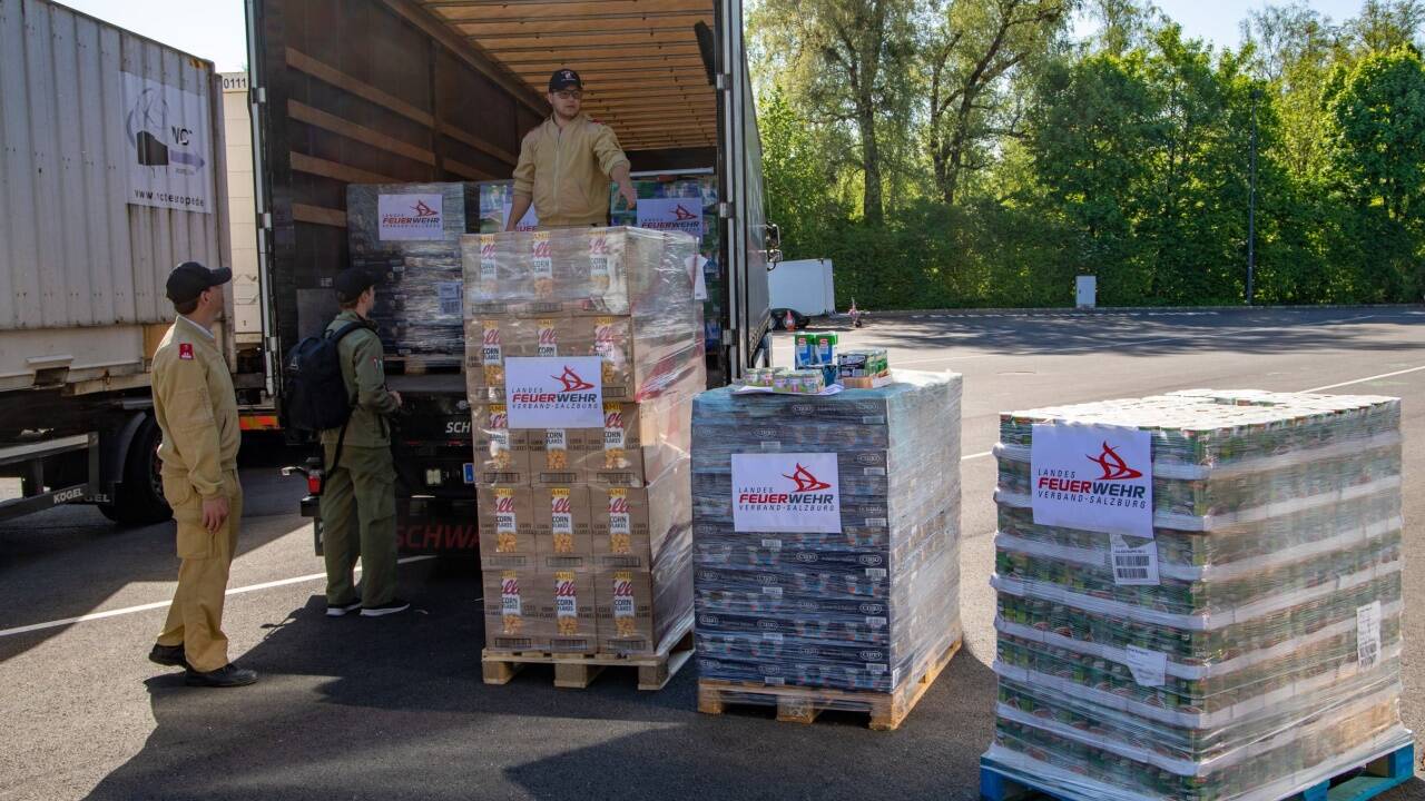 Der Hilfstransport hat insgesamt 71 Paletten mit 37 Tonnen medizinischen Hilfsgütern, Lebensmitteln und Baby- und Kleinkindnahrung aufgeladen. 