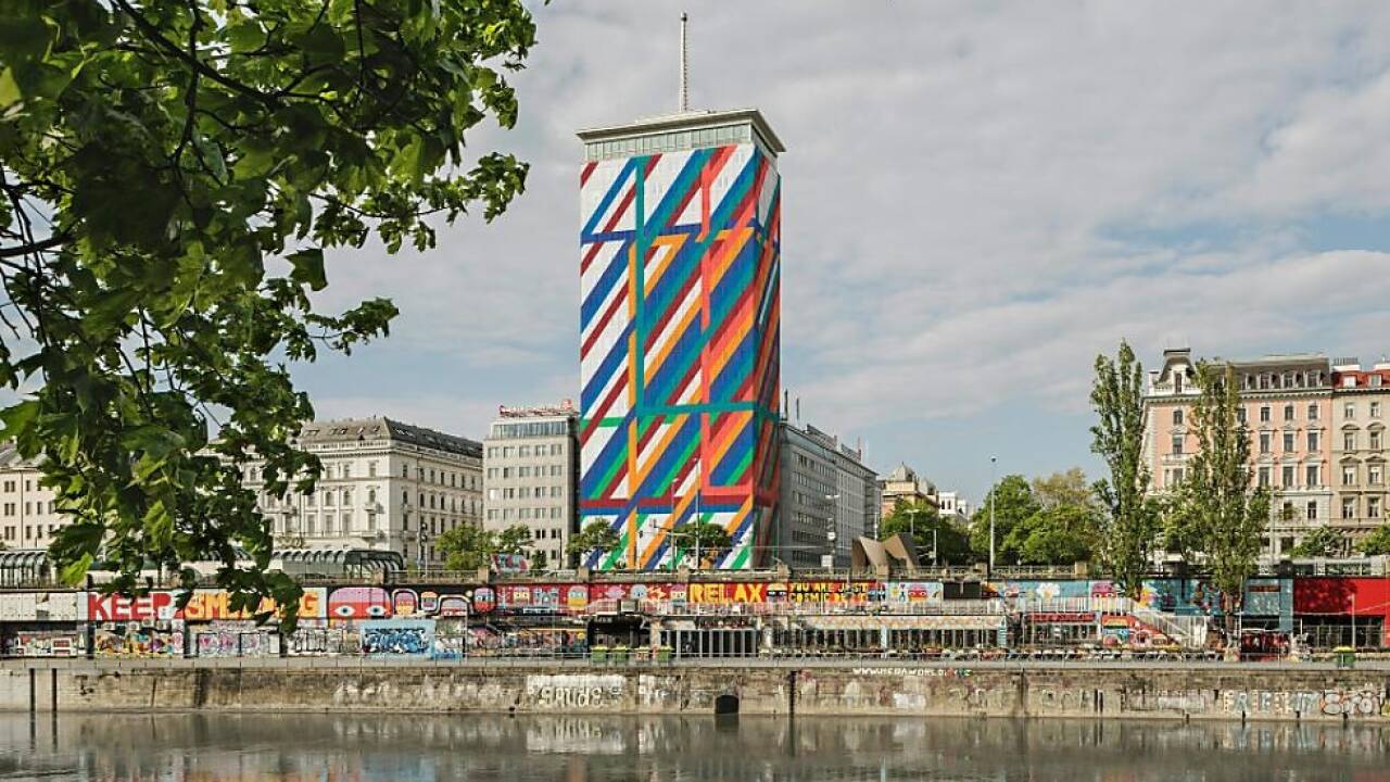 Dóra Maurer verhüllte den Ringturm nach zweijähriger Pause 
