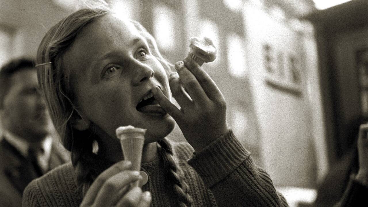 Eine Schülerin lässt sich 1951 das Eis in Salzburg schmecken. 