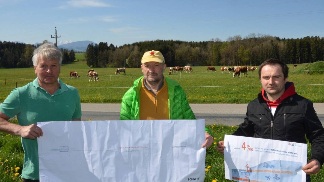Thomas Neff (M.) mit den vom Tunnelbau schwer betroffenen Landwirten Franz Goiginger (l.) und Johann Goiginger (r.). Thomas Neff (M.) mit den vom Tunnelbau schwer betroffenen Landwirten Franz Goiginger (l.) und Johann Goiginger (r.).