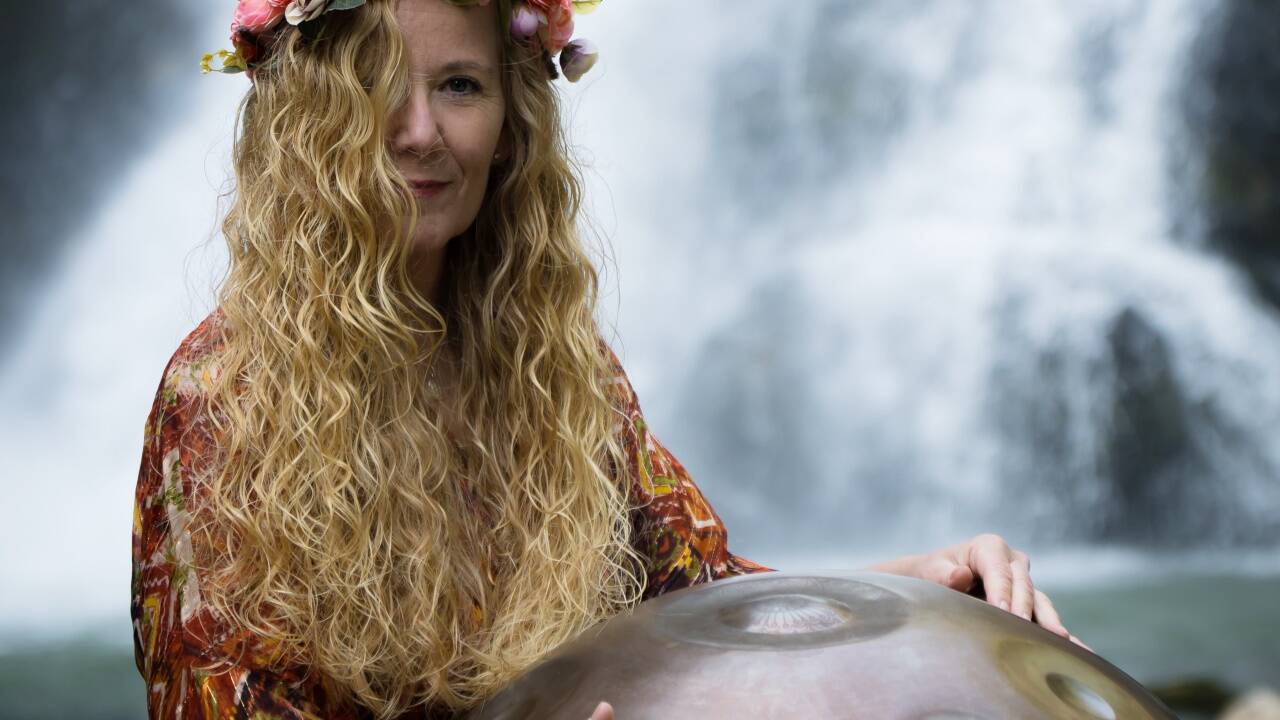 Sabine Kaubisch beim mystischen Fotoshooting mit einer ihrer drei Handpans.   Sabine Kaubisch beim mystischen Fotoshooting mit einer ihrer drei Handpans.