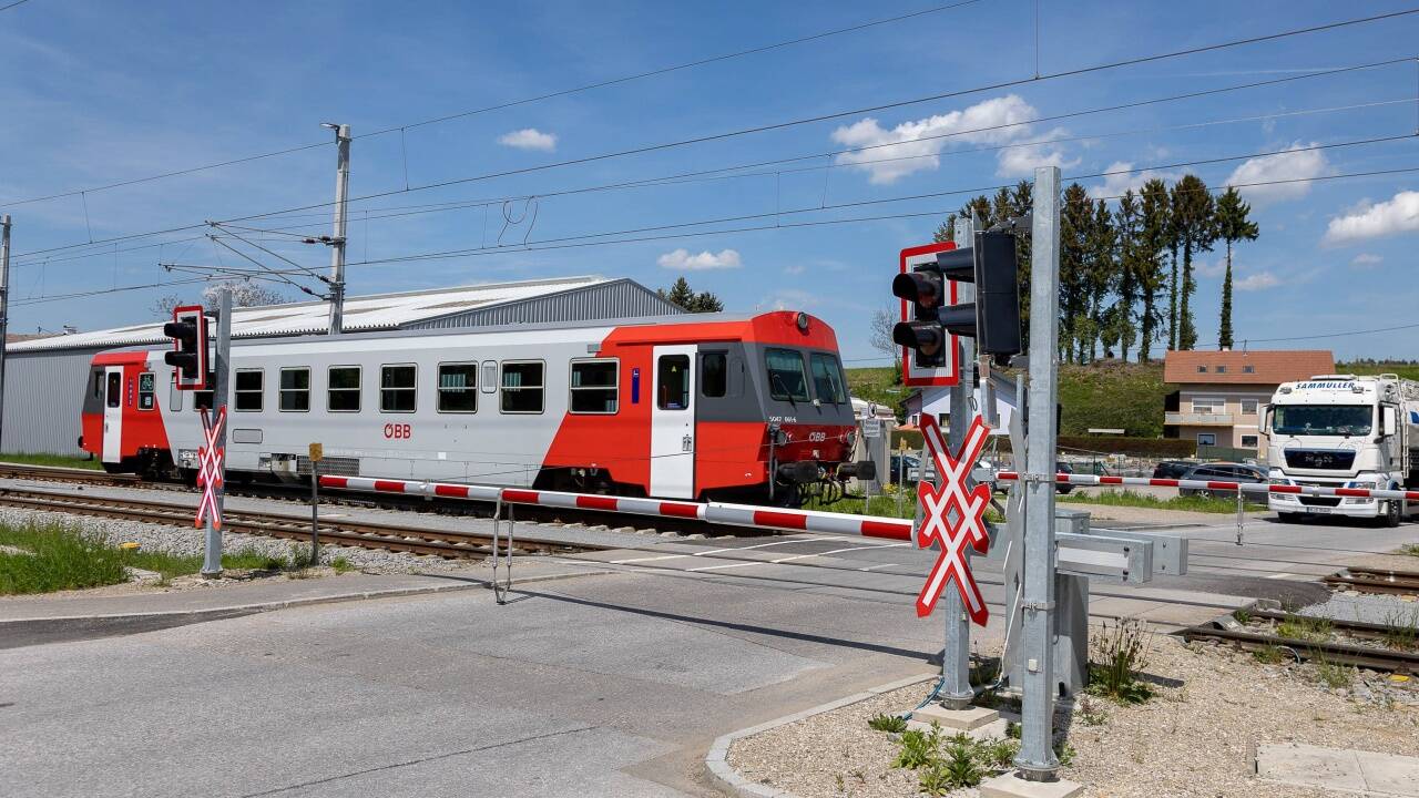 Autofahrer ärgern sich über lange Wartezeiten vor der Eisenbahnkreuzung in Schwöll in Lengau. Autofahrer ärgern sich über lange Wartezeiten vor der Eisenbahnkreuzung in Schwöll in Lengau.