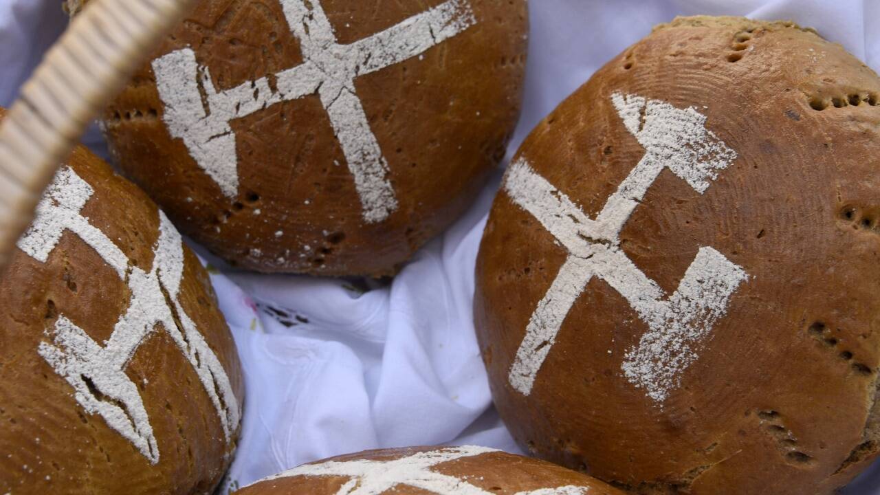 Seit der Eröffnung von „Der Bergbau und das weiße Gold“ 2015 bäckt Elisabeth Mayrhofer für Feste und Ehrengäste Brotlaibe und bestaubt sie mit Schlägel und Eisen. 