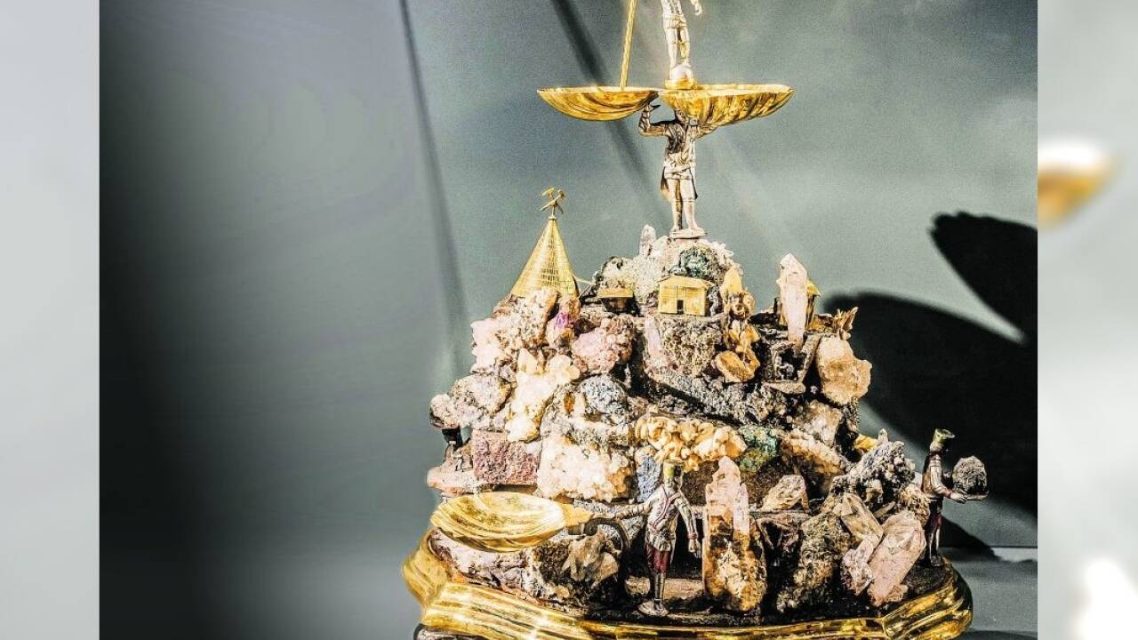 Was Blumen als Zierde auf einem bürgerlichen Festtisch sind, war für Gewerken ein Handstein. Damit präsentierten sie die Blüten ihres Bergwerks. Da in den goldenen Schüsselchen kostbare Gewürze kredenzt wurden, liegt ein Vergleich mit der Saliera oder anderen Salz- und Gewürzgefäßen nahe. Das Bergbau- und Gotikmuseum zeigt einen Handstein aus dem Museum für angewandte Kunst in Wien (MAK), der aus dem Bergwerk Herrengrund (Špania Dolina) in der Slowakei stammt.  