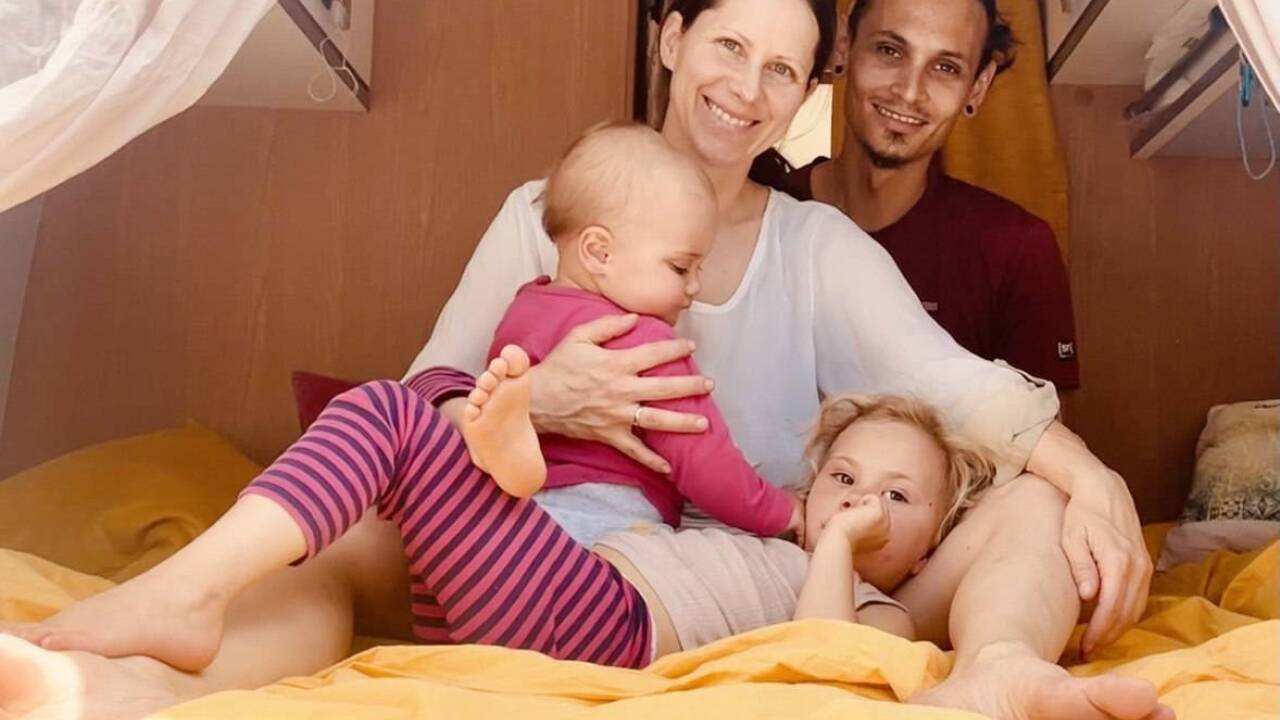 Vom Mattseer Reihenhaus mit Garten in den Campingvan mit der ganzen Welt als Naturspielplatz: Claudia und Sascha mit ihren Töchtern Lilly (4) und Malia (1). 