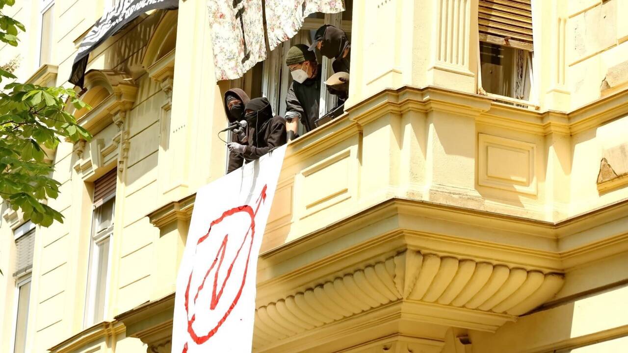 Eine Aktivistengruppe hat am Samstag eine Gründerzeit-Villa in der Salzburger Innenstadt besetzt. 