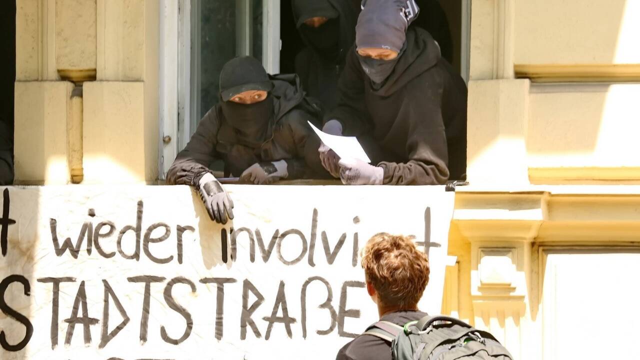 Die Aktivistinnen und Aktivisten verteilten Flugzettel an Passanten.  