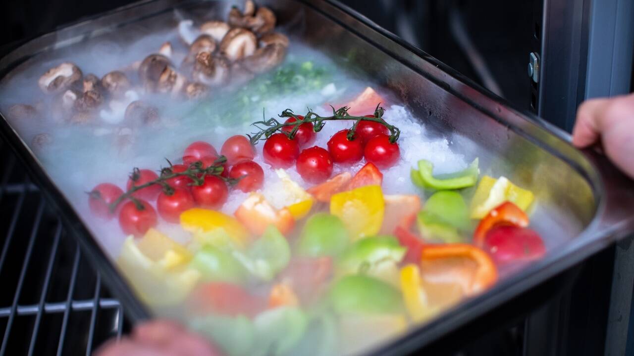 Das frisch gekochte Menü wird auf vier Grad tuntergekühlt. 