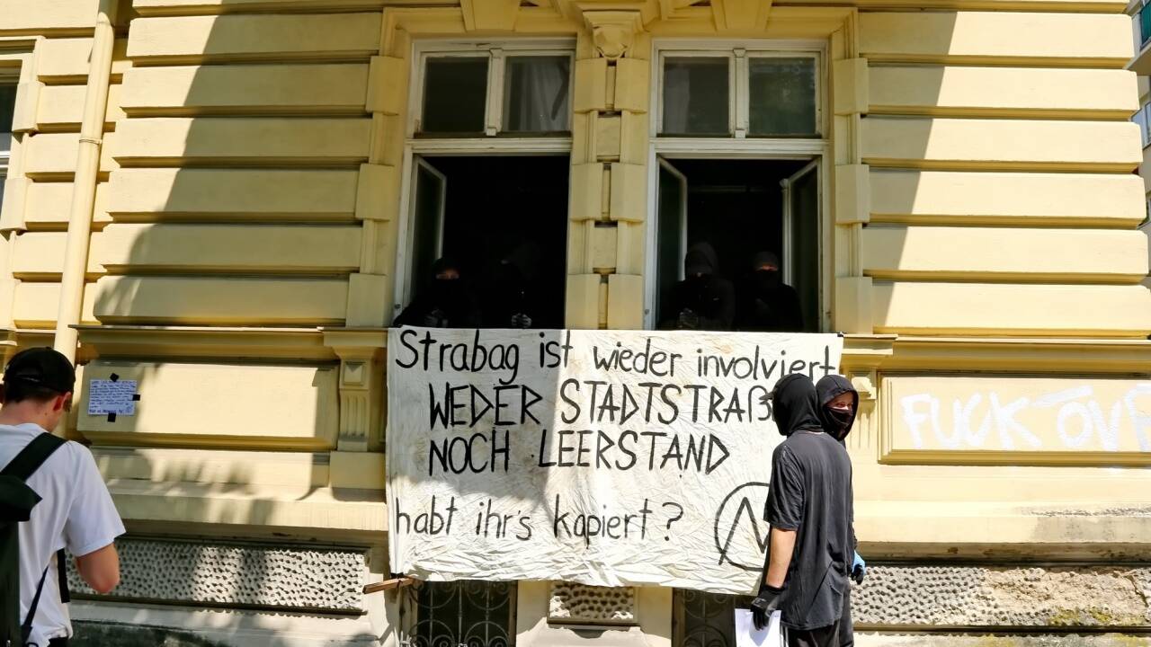 Aktivistinnen und Aktivisten besetzten am Samstag das Haus in der Stadt Salzburg. 