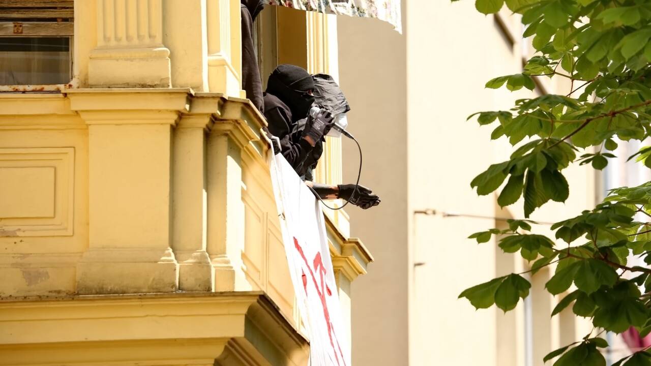 Aktivistinnen und Aktivisten besetzten am Samstag das Haus in der Stadt Salzburg. 