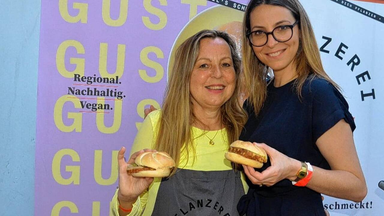 Auch Elfriede und Nadine Ruedl aus Adnet waren dem vegetarischen Leberkäse aus ihrer „Planzerei“ zu Gast bei den Konsumdialogen. Auch Elfriede und Nadine Ruedl aus Adnet waren dem vegetarischen Leberkäse aus ihrer „Planzerei“ zu Gast bei den Konsumdialogen.