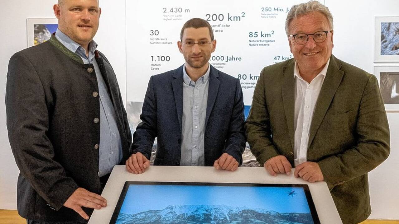 Bürgermeister Peter Harlander, Museumsleiter Sebastian Krutter und der für Regionalmuseen zuständige Landeshauptmann-Stellvertreter Heinrich Schellhorn (v. l.) bei der Eröffnung der Sonderausstellung „Alpenwelt Tennengebirge“ auf der Burg Golling. Bürgermeister Peter Harlander, Museumsleiter Sebastian Krutter und der für Regionalmuseen zuständige Landeshauptmann-Stellvertreter Heinrich Schellhorn (v. l.) bei der Eröffnung der Sonderausstellung „Alpenwelt Tennengebirge“ auf der Burg Golling.
