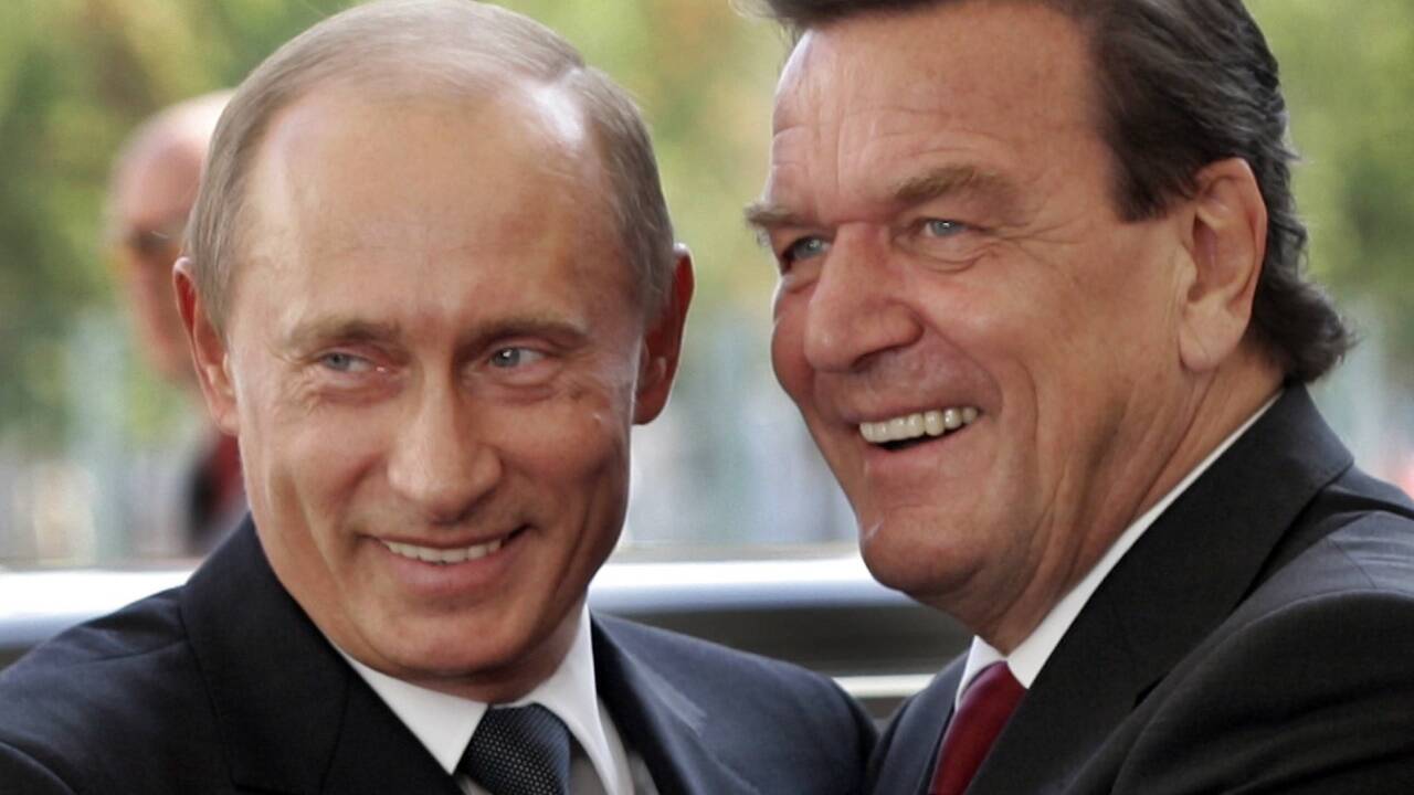 Eine verhängnisvolle Freundschaft: Russlands Präsident Wladimir Putin und Deutschlands Altkanzler Gerhard Schröder. 