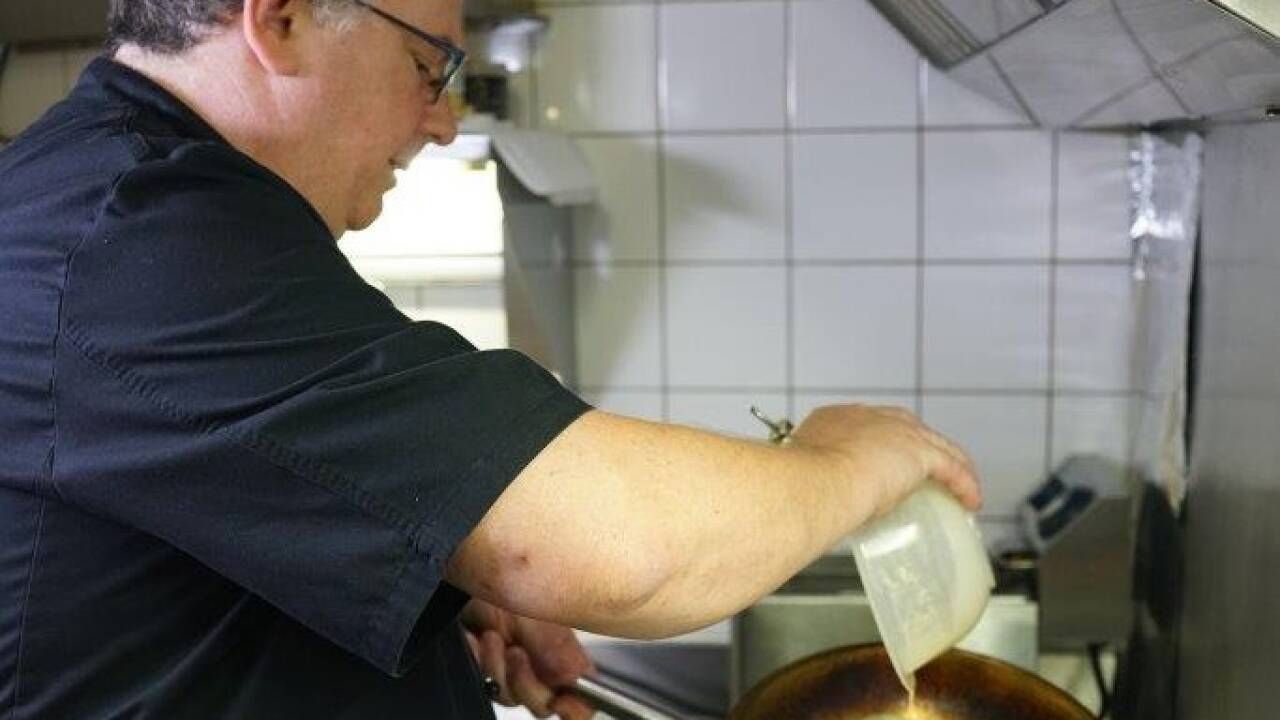 Hannes Koch am schweren Gerät: bei der Zubereitung der Palatschinken. 