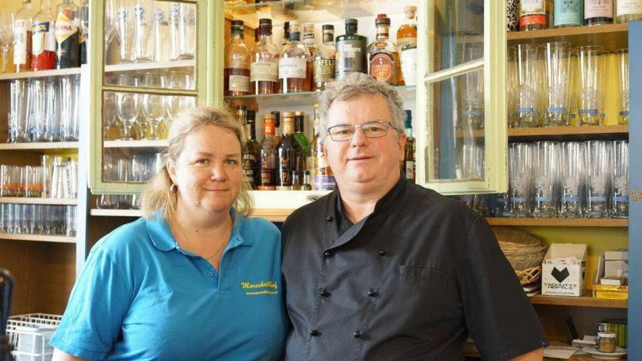 Manuela und Hannes Koch vor ihrer gut sortierten Whiskybar. 