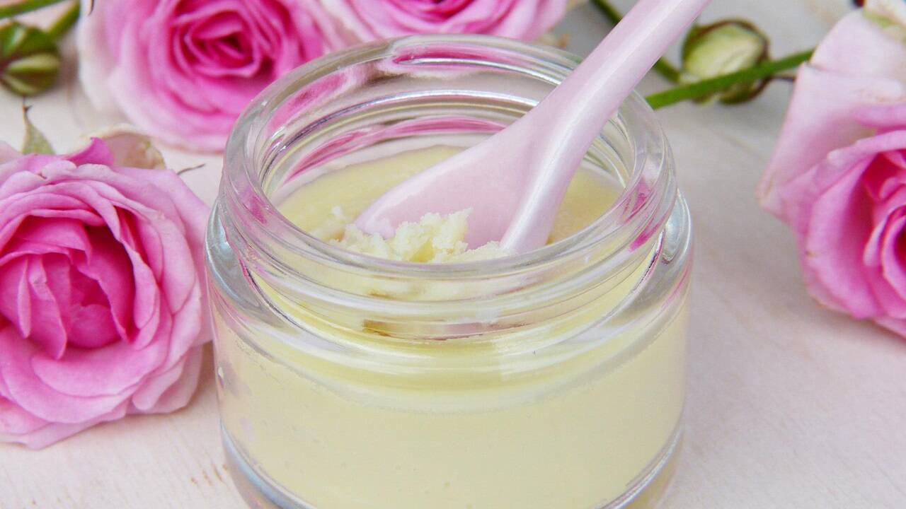 Eine Salbe aus Bienenwachs kann man auch selbst herstellen. Eine Salbe aus Bienenwachs kann man auch selbst herstellen.